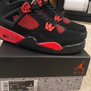 Air Jordan 4 thunder red size 7Y